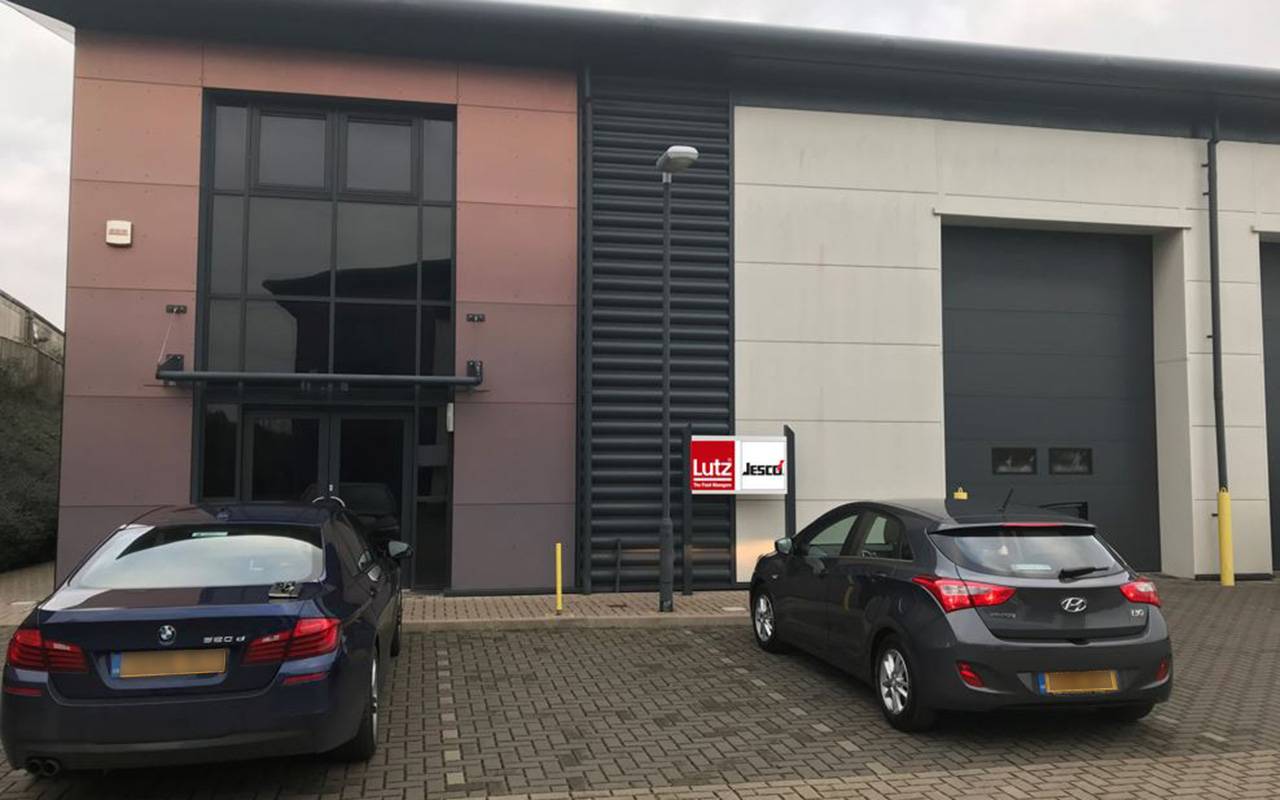 Firmengebäude von Lutz U.K. in Birmingham mit zwei parkenden Autos davor