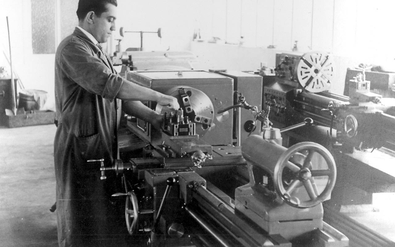 Firmengründer Karl Lutz in den 60er Jahren an einer Maschine